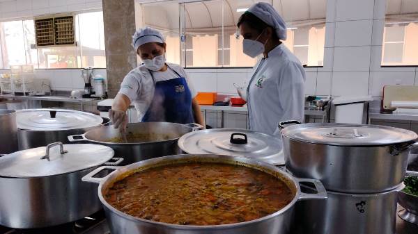 Tudo é gigante no Serviço de Nutrição Hospitalar do Cemil